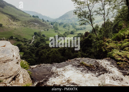 Wandern die Landschaft durch Pistyll Rhaeadr Wasserfall im Norden von Wales Stockfoto