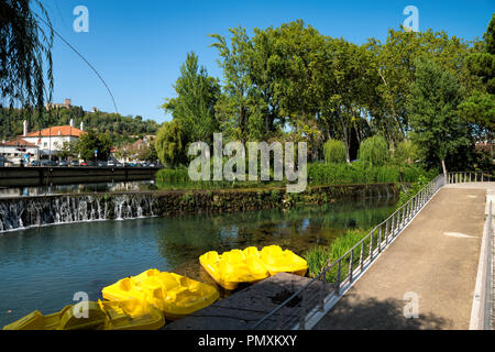 Tomar, Santarem, Portugal. Die nabao Fluss fließt durch einen Park im historischen Zentrum der Stadt Stockfoto