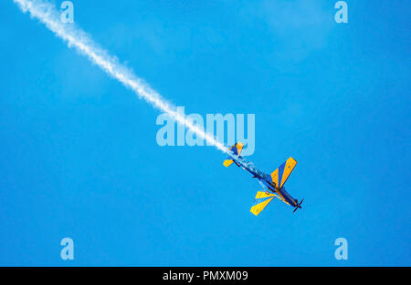 Campo Grande, Brasilien - September 09, 2018: FAB Esquadrilha da Fumaca Flugzeug präsentiert, Luftakrobatik im Base Aerea. A-29 Super Tucano pla Stockfoto