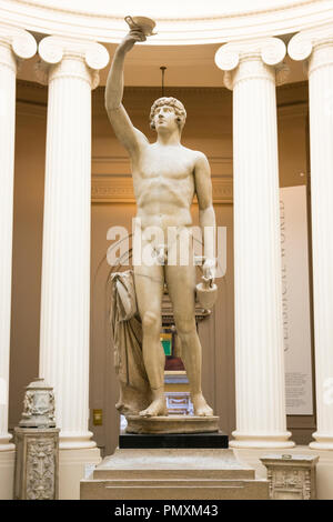 Liverpool Wirral Port Sunlight Village Die Dame Hebel Kunst Galerie weißer Marmor statue Skulptur Antinous Römischen c 135 AD Hadrians Geliebten Nil ertrunken Stockfoto