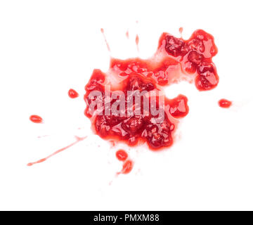 Zertrümmerte Himbeeren isoliert auf weißem Stockfoto