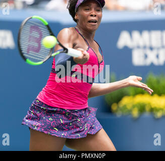 New York, NY - 27. August 2018: Venus Williams aus den USA zurück Kugel während der US Open 2018 Runde 1 Spiel gegen Svetlana Kuznetsova Russlands an USTA Billie Jean King National Tennis Center Stockfoto