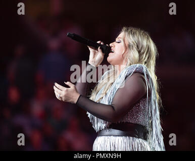 New York, NY - 27. August 2018: Sängerin Kelly Clarkson führt bei US-Open 2018 Eröffnung am Arthur Ashe Stadion am USTA Billie Jean King National Tennis Center Stockfoto