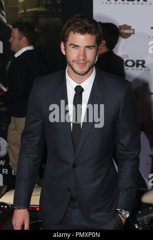 Liam Hemsworth an der US-amerikanischen Premiere von Marvel 'Thor: Die dunkle Welt'. Ankünfte am El Capitan Theatre in Hollywood, CA, November 4, 2013 statt. Foto: Richard Chavez/PictureLux Datei Referenz # 32172 108 RAC nur für redaktionelle Verwendung - Alle Rechte vorbehalten Stockfoto