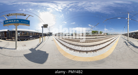 360 Grad Panorama Ansicht von Orient Express in Venezia Bahnhof. Venedig Italien