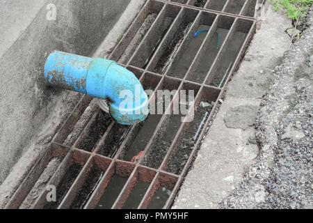 PVC-Rohr Kanalisation, Wasser im Graben Stockfoto