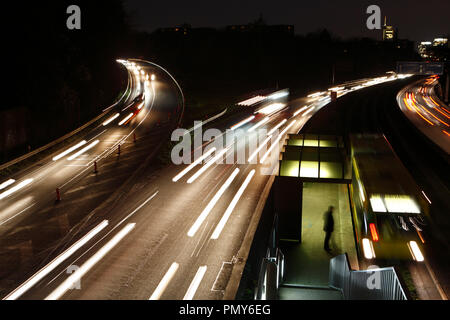 Mit dem Beginn der Abenddämmerung, Berufsverkehr auf der Autobahn A40 beginnt an der Autobahnausfahrt der A52 in Essen Frillendorf. Die A40 zwischen Duisburg und Dortmund ist eine der meistbefahrenen Autobahnen in Europa. Stockfoto