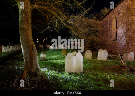 Alte Grabsteine auf dem Friedhof der Stiepeler Dorfkirche in Bochum. Stockfoto