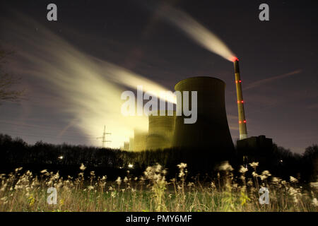 Die VEBA Kraftwerke Ruhr AG in Scholven in Gelsenkirchen ist einer der größten Kohle-Kraftwerke in das Ruhrgebiet mit seinen riesigen kühltürmen. Stockfoto