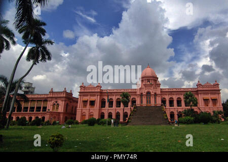 Dhaka, Bangladesch - September 16, 2007: Ahsan Manzil war die offizielle Residenz und Sitz des Nawab von Dhaka. Das Gebäude ist an Ku gelegen Stockfoto