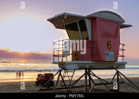 Lifeguard Tower am Pacific Beach bei Sonnenuntergang in San Diego, Kalifornien. Stockfoto