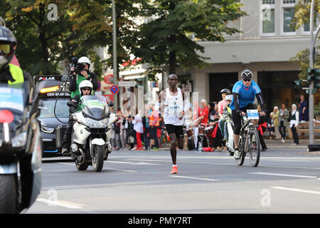 Berlin Deutschland/Berlin, 16. September 2018 Eliud Kipchoge als der schnellste Mann während der Berlin Marathon 2018 Auf dem Weg zu einer neuen Welt. Stockfoto