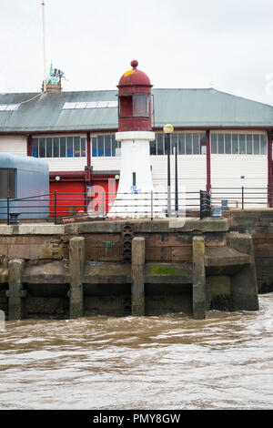Liverpool Birkenhead Fähren Woodside Terminal Mersey Merseyside Fluss Mersey Leuchtturm wharf Landung Liegeplatz wasser Graffiti Stockfoto