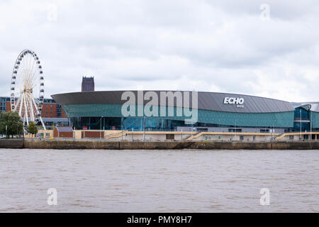 Liverpool Merseyside der Echo Arena Schauplatz live Musik comedy Auftritte Sportveranstaltungen Big Wheel 42 Kapseln piazza Waterfront 60 m hoch Stockfoto