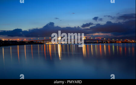 Zwei Mactan Brücken mit Reflexionen im Wasser, Nacht schießen, lange aussetzen Stockfoto