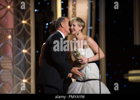 Jennifer Lawrence (rechts) nimmt den Golden Globe Award als beste LEISTUNG DURCH EINE SCHAUSPIELERIN IN EINER NEBENROLLE IN EINEM KINOFILM für ihre Rolle in "amerikanische Hustle" von TomHanks und Sandra Bullock auf der 71st jährlichen Golden Globe Awards im Beverly Hilton in Beverly Hills, CA am Sonntag, 12. Januar 2014. Datei Referenz # 32222 496 GFS nur für redaktionelle Verwendung - Alle Rechte vorbehalten Stockfoto