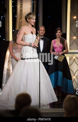Jennifer Lawrence (rechts) nimmt den Golden Globe Award als beste LEISTUNG DURCH EINE SCHAUSPIELERIN IN EINER NEBENROLLE IN EINEM KINOFILM für ihre Rolle in "amerikanische Hustle" auf der 71. jährlichen Golden Globe Awards im Beverly Hilton in Beverly Hills, CA am Sonntag, 12. Januar 2014. Datei Referenz # 32222 497 GFS nur für redaktionelle Verwendung - Alle Rechte vorbehalten Stockfoto