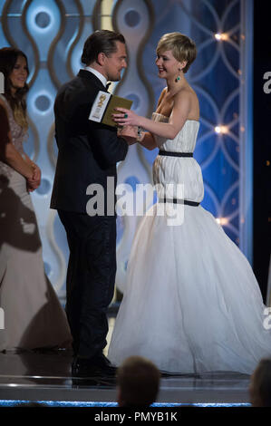 Leonardo DiCaprio akzeptiert die Golden Globe Award von moderatorin Jennifer Lawrence für beste Leistung durch einen Schauspieler in einem Film - Komödie oder Musical für seine Rolle in "DER WOLF DER WALL STREET" auf der 71. jährlichen Golden Globe Awards im Beverly Hilton in Beverly Hills, CA am Sonntag, 12. Januar 2014. Datei Referenz # 32222 535 GFS nur für redaktionelle Verwendung - Alle Rechte vorbehalten Stockfoto