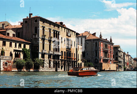 Kleines Motorboot Paläste, die auf den Canal Grande, Venedig, Italien Stockfoto
