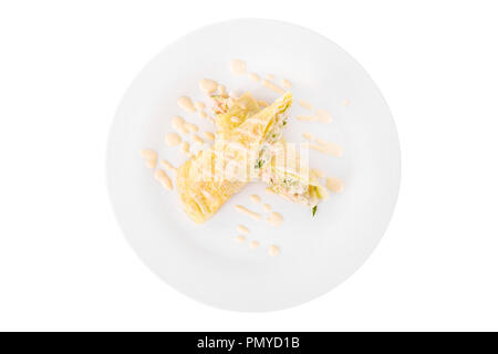 Salat im Fladenbrot, Pfannkuchen mit Gurke, Zucchini, Ei, Käse, Wurst, Schinken, Fleisch, Mayonnaise, Sauce, Rolle auf Platte, weiß isoliert Hintergrund, vi Stockfoto