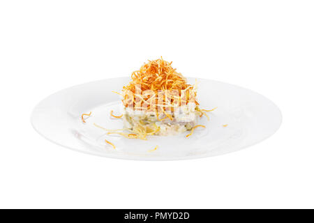 Salat mit gebratenen Kartoffeln, ein paar Eier, eingelegte Gurken, Pilze, Mayonnaise, Fleisch, Rindfleisch, Schweinefleisch, Zwiebeln auf Platte, weiß isoliert Hintergrund Sid Stockfoto