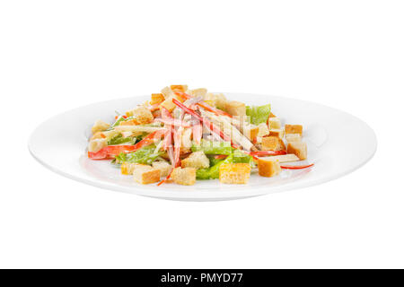 Salat mit Fleisch, Gemüse, Obst und Paniermehl, weisser Hintergrund isoliert von der Seite. Für das Menü, Restaurant, Bar, Cafe Stockfoto