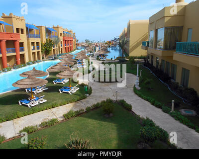 Die niedrige Apartments und Schwimmen in einem der vielen Hotels am Roten Meer in Hurghada in Ägypten. Stockfoto