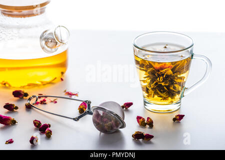 Tasse chinesischen Blüte Tee, Teekanne und Teesieb mit getrocknete Rosenknospen Stockfoto