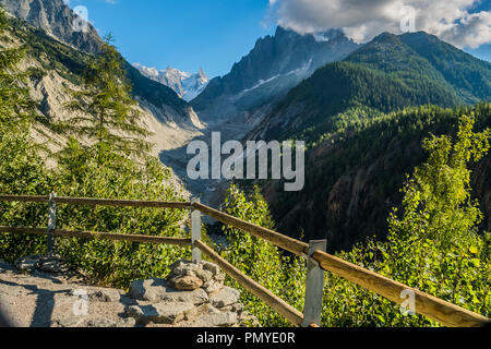 Das Mer de Glace (Meer aus Eis) ist der grösste Gletscher in Frankreich, 7 km lange und 200 m Tiefe und ist eine der größten Attraktionen im Tal von Chamonix. Stockfoto