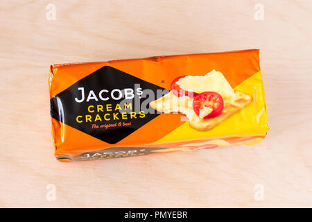 Jacob's Cream Crackers, ungeöffneten Paket von Crackern auf einem hellen Hintergrund, England, Großbritannien Stockfoto