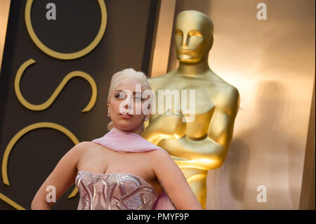 Lady Gaga kommt für die Live ABC Telecast der 86 Oscars® auf der Dolby® Theater am 2. März 2014 in Hollywood, CA. Datei Referenz # 32268 226 Nur für den redaktionellen Gebrauch - Alle Rechte vorbehalten Stockfoto