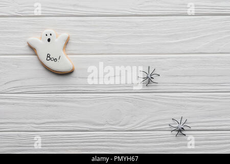 Blick von oben auf die hausgemachte halloween Cookies auf Holz- Hintergrund Stockfoto