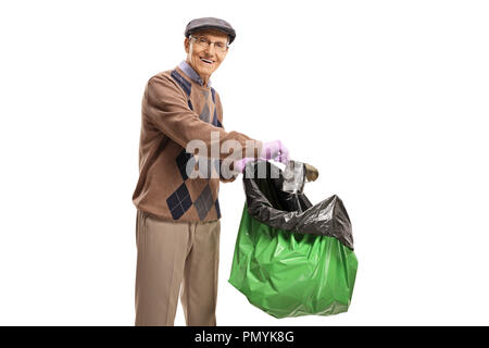 Älterer mann Garbage Collecting in einen Plastikbeutel auf weißem Hintergrund Stockfoto