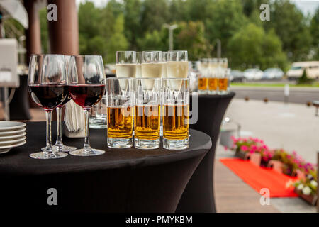 Gläser mit Saft, Gläser mit Rotwein auf einem Buffet Tisch Stockfoto