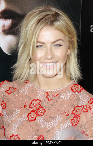 Julianne Hough bei der Weltpremiere von Screen Gems & Constantin Film'' die Sterblichen Instrumente: Stadt der Knochen". Ankünfte am Arclight Cinerama Dome in Hollywood, CA, 12. August 2013 statt. Foto von Joe Martinez/PictureLux Stockfoto