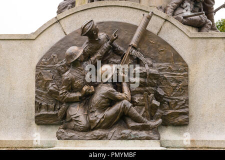 Liverpool Wirral Port Sunlight Village WWI WWII ersten Zweiten Weltkrieg denkmal Kriegerdenkmal Mitarbeiter Mitarbeiter getötet starb geopfert Leben bronze Armee Stockfoto