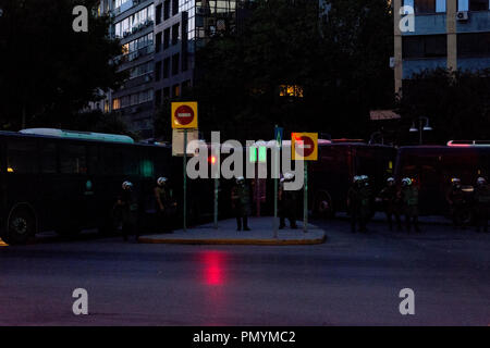 Thessaloniki, Griechenland. 18 Sep, 2018. Polizei Block die Straße für die Büros von Xrush Augh. Demonstration für den fünften Jahrestag der Ermordung von Pavlos Fyssas. Credit: Achilleas Pagourtzis/Pacific Press/Alamy leben Nachrichten Stockfoto