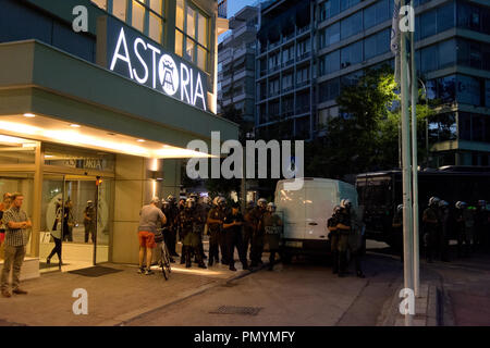 Thessaloniki, Griechenland. 18 Sep, 2018. Polizei Block die Straße für die Büros von Xrush Augh, während eine Person mit einem Bike Versuchen, die blockieren. Demonstration für den fünften Jahrestag der Ermordung von Pavlos Fyssas. Credit: Achilleas Pagourtzis/Pacific Press/Alamy leben Nachrichten Stockfoto
