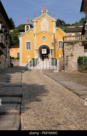 Italien, Lombardei, Lago d'Orta, Weg zur Kirche Santa Maria Assunta, San Giulio d'Orta. Stockfoto