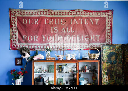 Ein Banner sagen unsere wahre Absicht ist es, alle für Ihre Lust" (ein Zitat aus Shakespeares Sommernachtstraum) innerhalb des Mad Hatter Teestube in Whitby Stockfoto