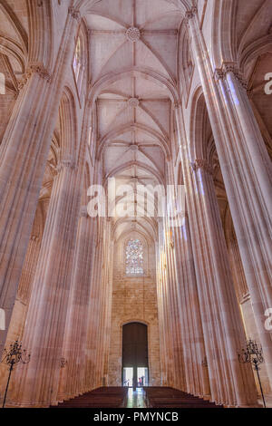 Batalha, Portugal - 3. März 2017: Langhaus der Kirche von Kloster von Batalha aka Santa Maria da Vitoria Abtei. Blick auf den Gang, Spalten und Decke. Gehen Stockfoto