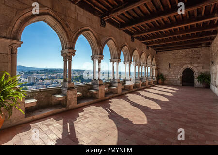 Leiria, Portugal - Oktober 10, 2017: Loggia der Gotischen palastartigen Residenz aka Pacos Novos der Leiria Leiria Kaste mit Blick auf die Stadt Stockfoto