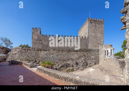 Leiria, Portugal - Oktober 10, 2017: Bergfried der mittelalterlichen Burg von Leiria aus die palastartigen Residenz gesehen. Zu den Templern gehörte. Stockfoto