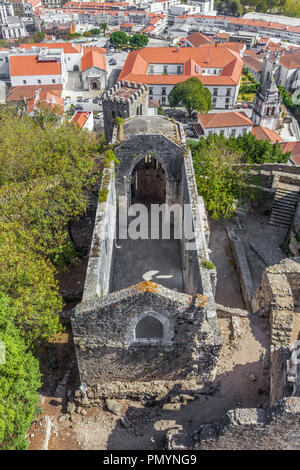 Leiria, Portugal. Die Ruinen der Kirche Santa Maria da Pena aka Nossa Senhora da Pena mit dem eingestürzten Dach, gesehen vom Bergfried der Burg Leiria Stockfoto