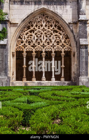 Batalha, Portugal - 17. Juli 2017: Komplizierte Mauerwerk in der Claustro Real oder königliche Kloster Kloster von Batalha aka Santa Maria da Vitoria Abtei Stockfoto