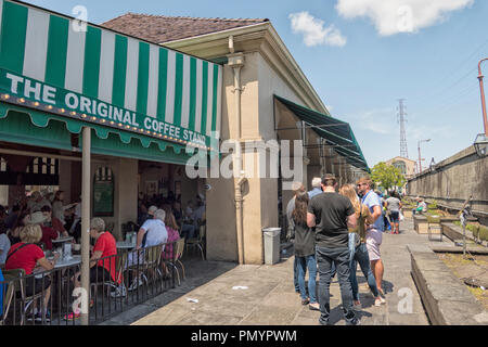 Warteschlange außerhalb Cafe Du Monde, wo sie ihre berühmten Beignets in New Orleans, Louisiana, USA verkaufen, Stockfoto