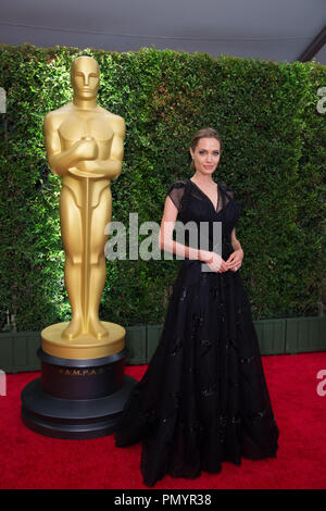 Jean Hersholt Humanitarian Award Empfänger Angelina Jolie besucht die 5. jährliche Gouverneure Auszeichnungen bei den Ray Dolby Ballroom am Hollywood & Highland Center® in Hollywood, CA, am Samstag, den 16. November 2013. Datei Referenz # 32184 057 Nur für den redaktionellen Gebrauch - Alle Rechte vorbehalten Stockfoto