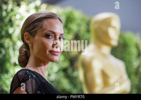 Jean Hersholt Humanitarian Award Empfänger Angelina Jolie besucht die 5. jährliche Gouverneure Auszeichnungen bei den Ray Dolby Ballroom am Hollywood & Highland Center® in Hollywood, CA, am Samstag, den 16. November 2013. Datei Referenz # 32184 075 Nur für den redaktionellen Gebrauch - Alle Rechte vorbehalten Stockfoto