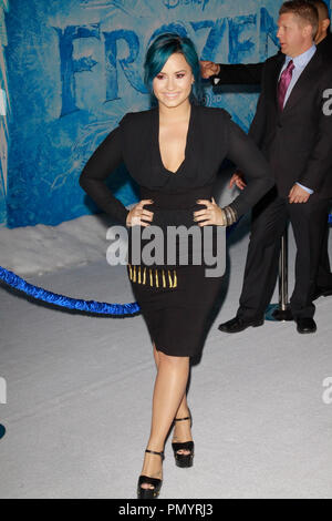Demi Lovato bei der Weltpremiere von Walt Disney Animation Studios' "eingefroren". Ankünfte am El Capitan Theatre in Hollywood, CA, November 19, 2013 statt. Foto von Joe Martinez/PictureLux Stockfoto