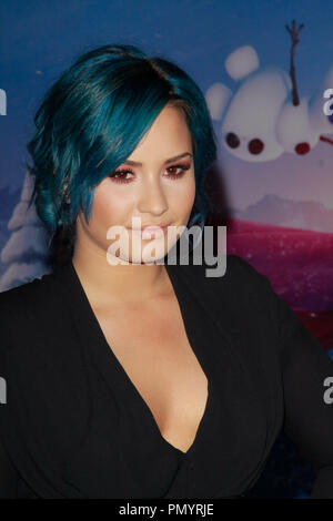 Demi Lovato bei der Weltpremiere von Walt Disney Animation Studios' "eingefroren". Ankünfte am El Capitan Theatre in Hollywood, CA, November 19, 2013 statt. Foto von Joe Martinez/PictureLux Stockfoto